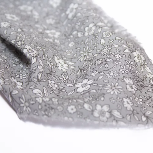 stoff-nature-bio-baumwolle-batist-millefleurs-rocaille-gris-01.jpg