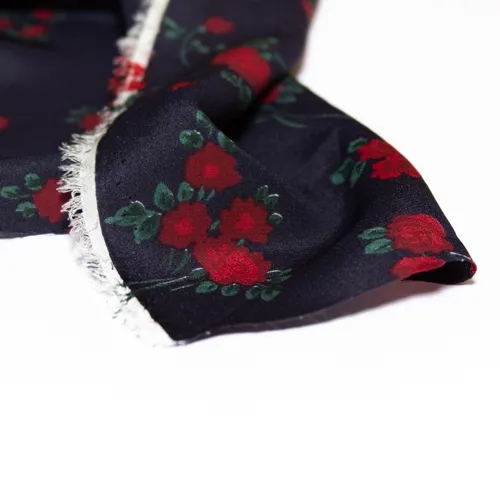 stoff-deadstock-seide-crepe-wild-roses-navy-01.jpg